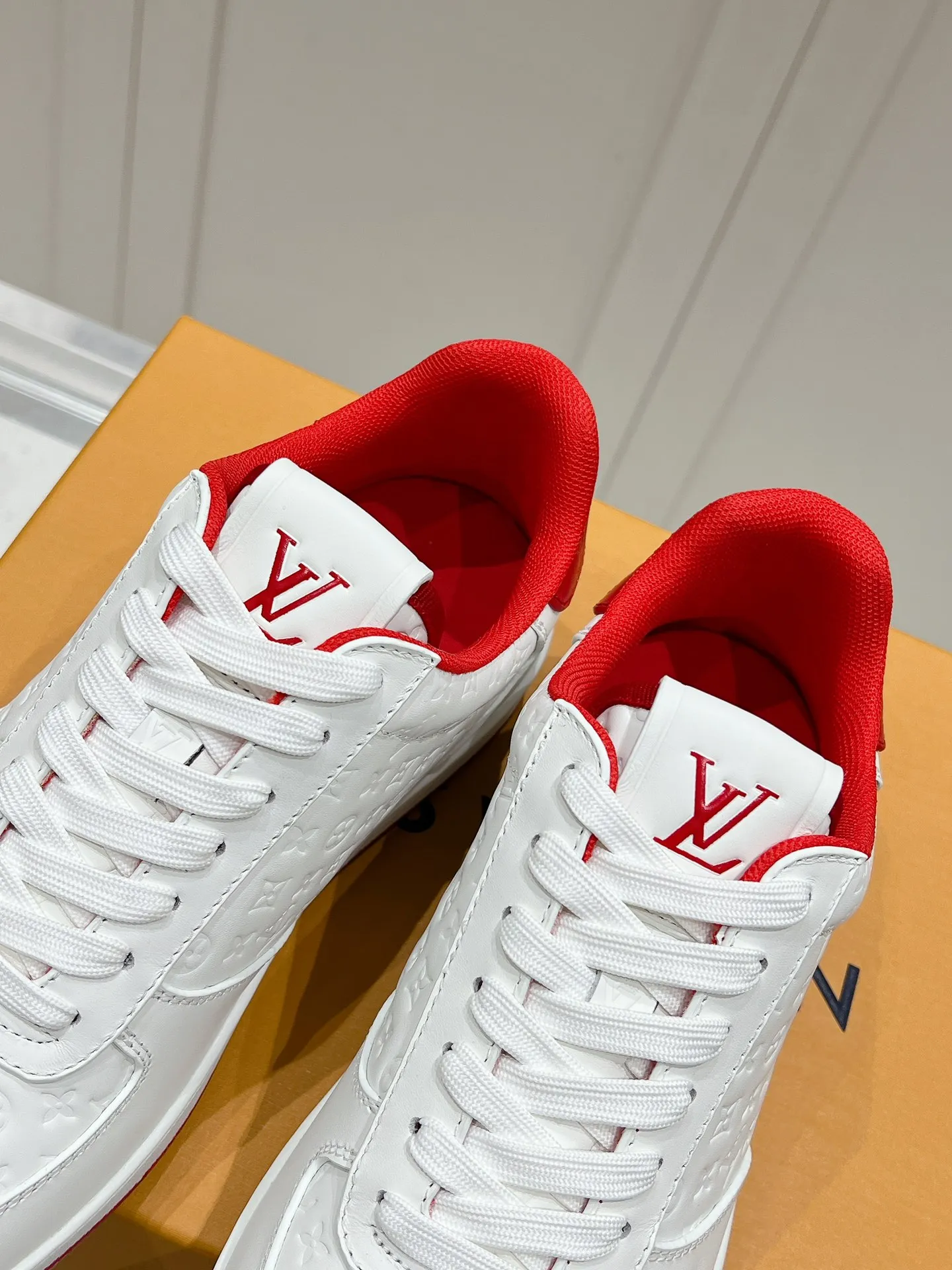 👟👟Ex-factory price 680👟👟 LV new style casual white shoes for men, simple and fashionable, light and comfortable, size: 39-44 (order 45)